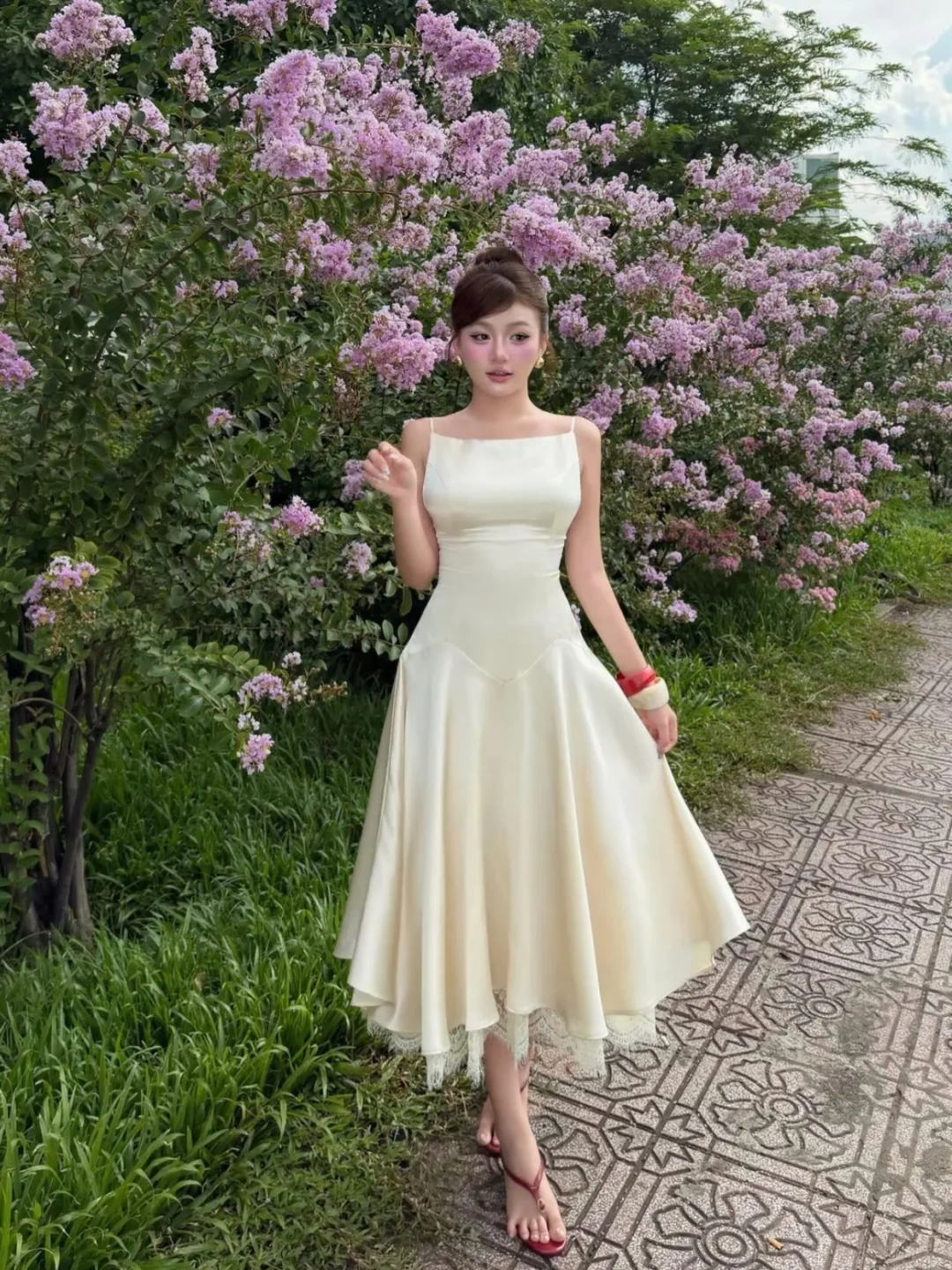 Ảnh 1 của Váy midi satin kem cổ vuông nữ