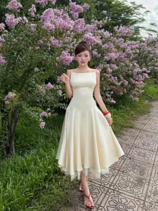 Ảnh 1 của Váy midi satin kem cổ vuông nữ