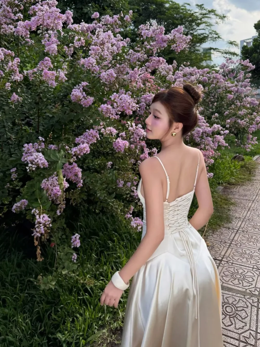 Ảnh 4 của Váy midi satin kem cổ vuông nữ