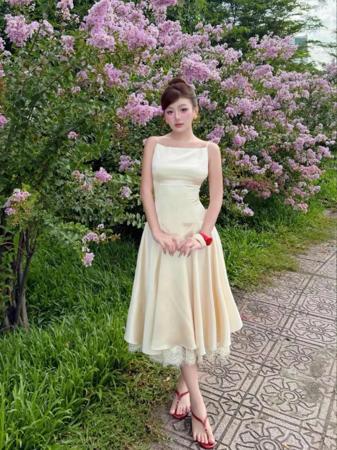 Ảnh 6 của Váy midi satin kem cổ vuông nữ