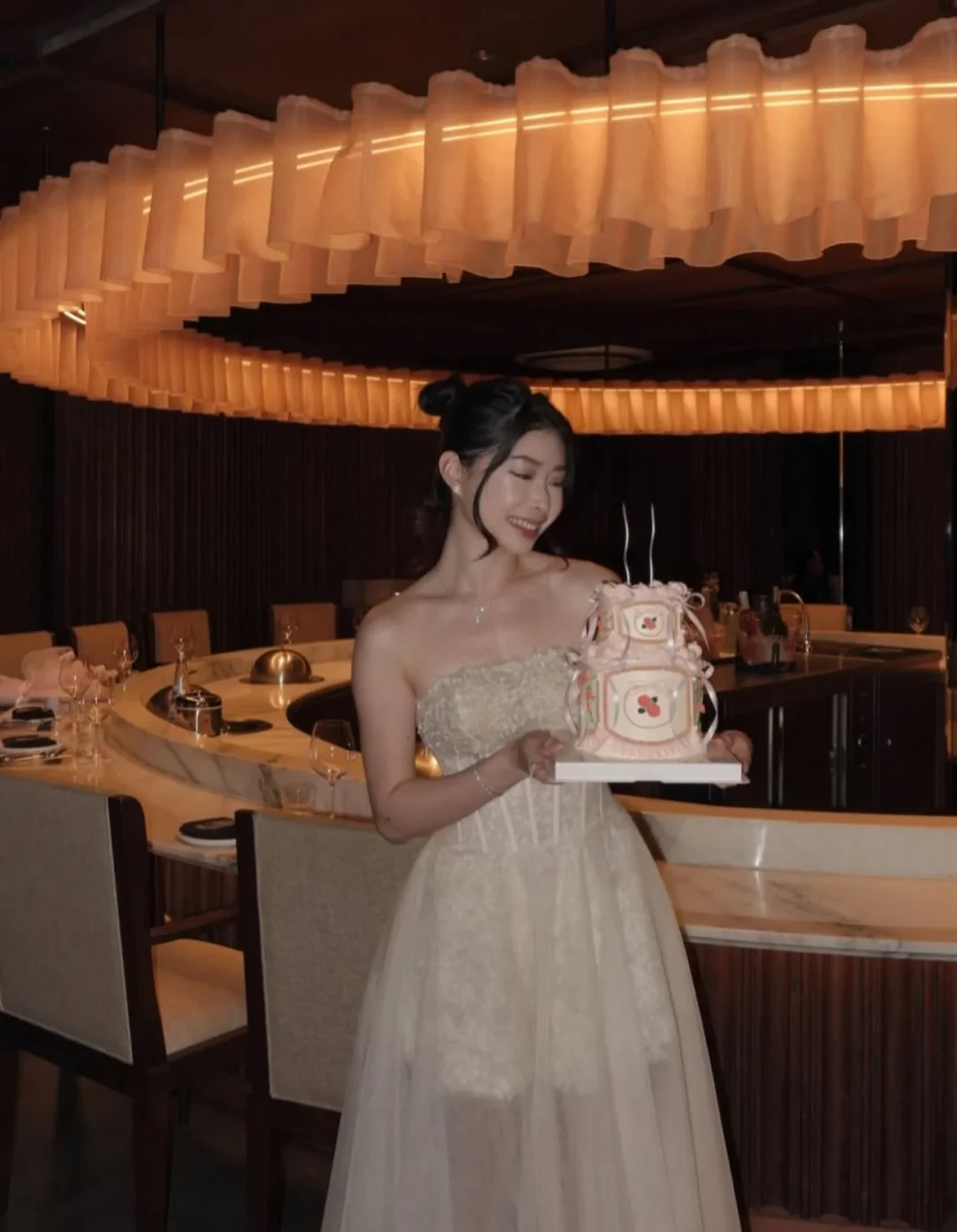 Photo 4 of Váy dạ hội ren kem strapless kèm choàng
