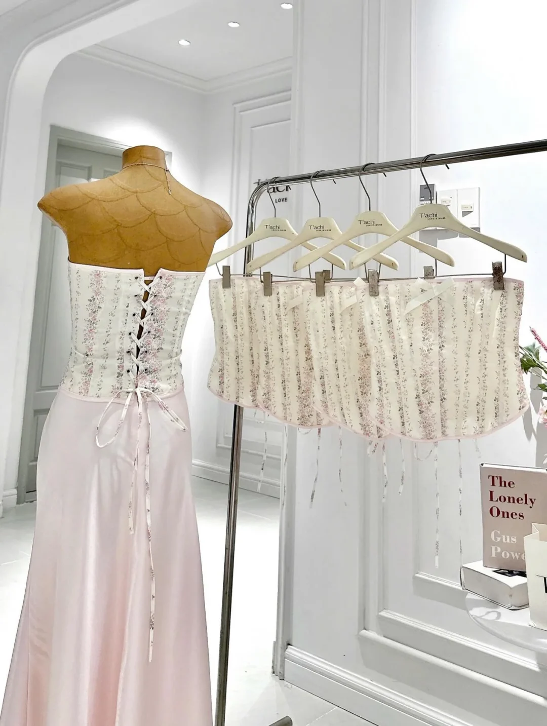 Ảnh 5 của Váy corset satin hồng kem nữ