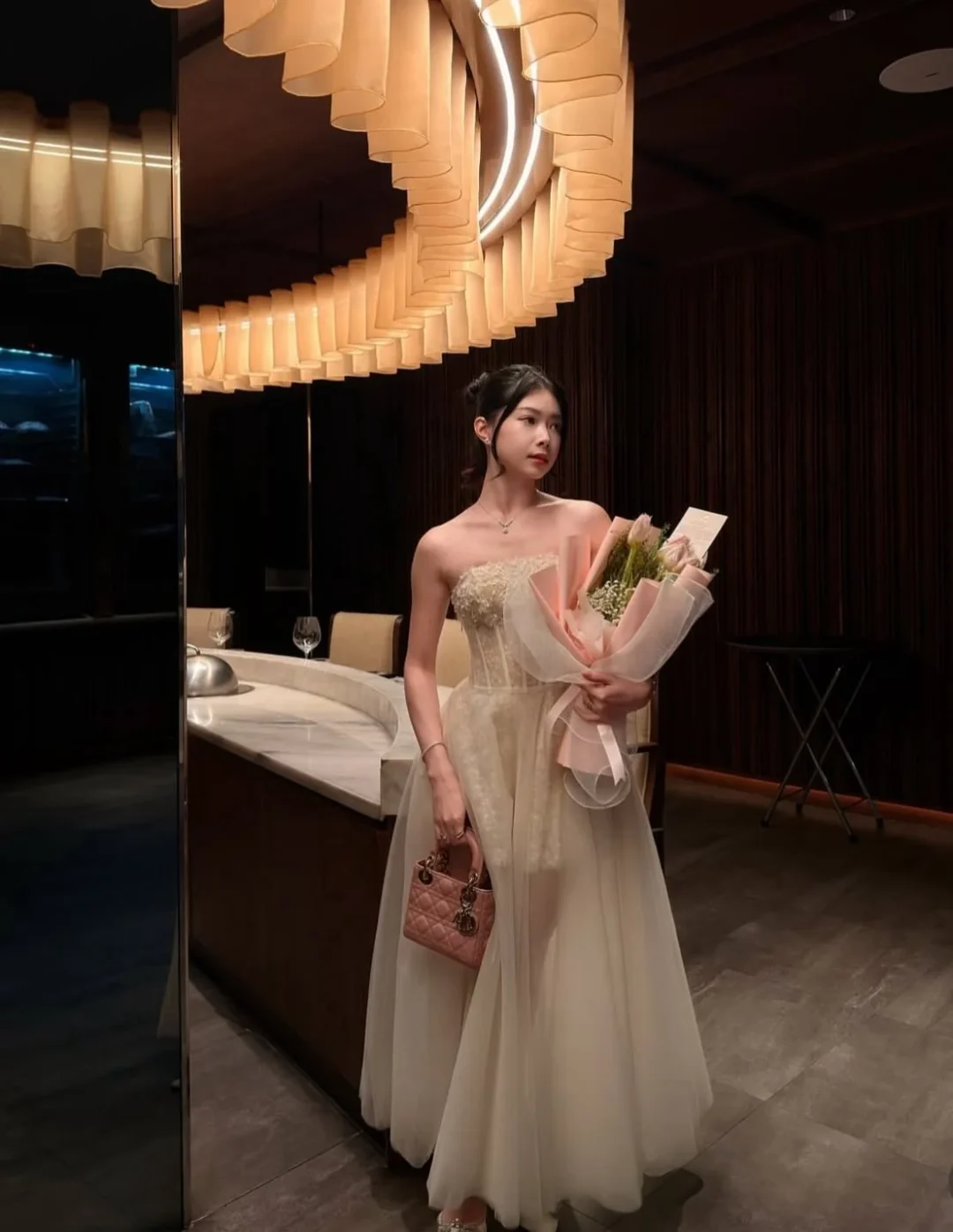 Photo 2 of Váy dạ hội ren kem strapless kèm choàng