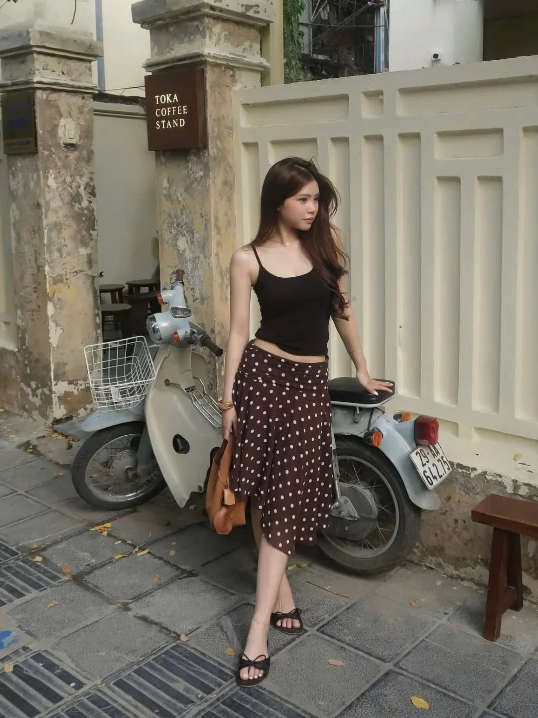 Photo 2 of Chân váy chấm bi midi nâu cho thuê
