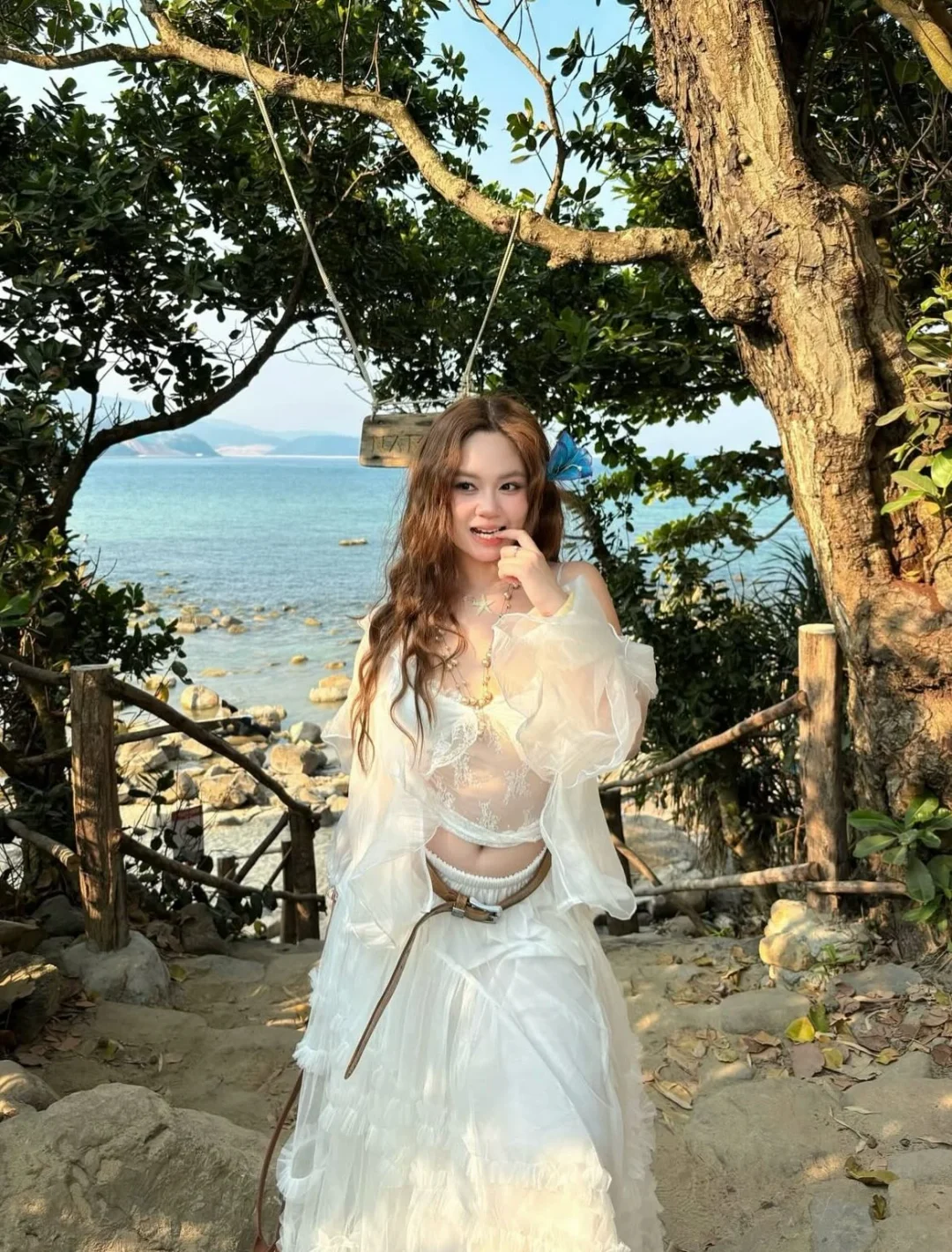 Photo 5 of Váy maxi trắng nhiều tầng bèo cho thuê