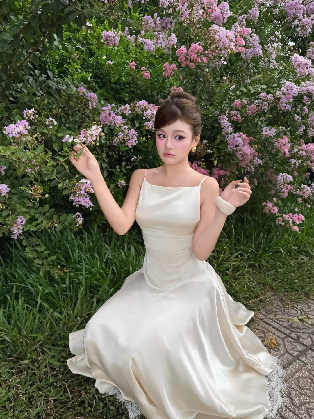 Ảnh 5 của Váy midi satin kem cổ vuông nữ