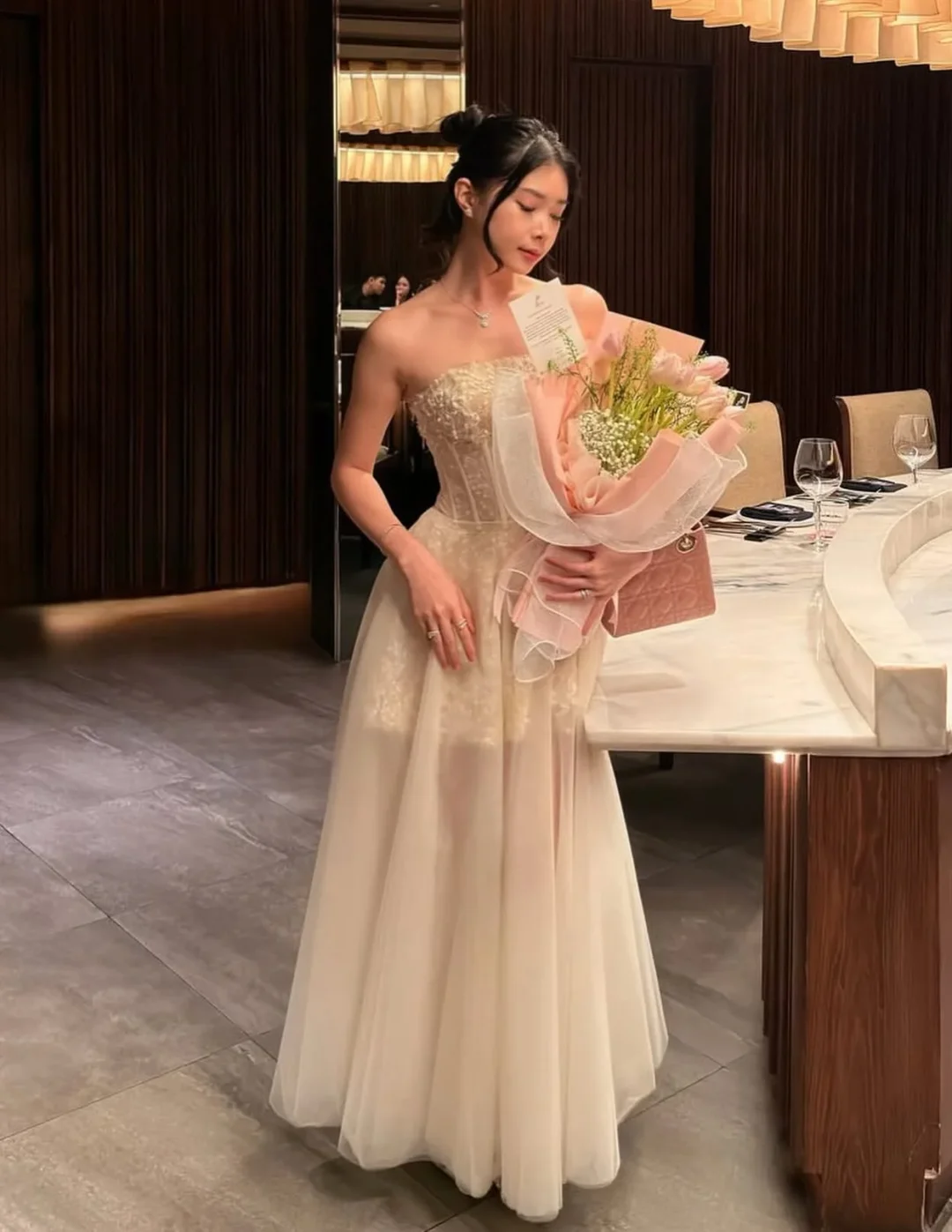 Photo 5 of Váy dạ hội ren kem strapless kèm choàng