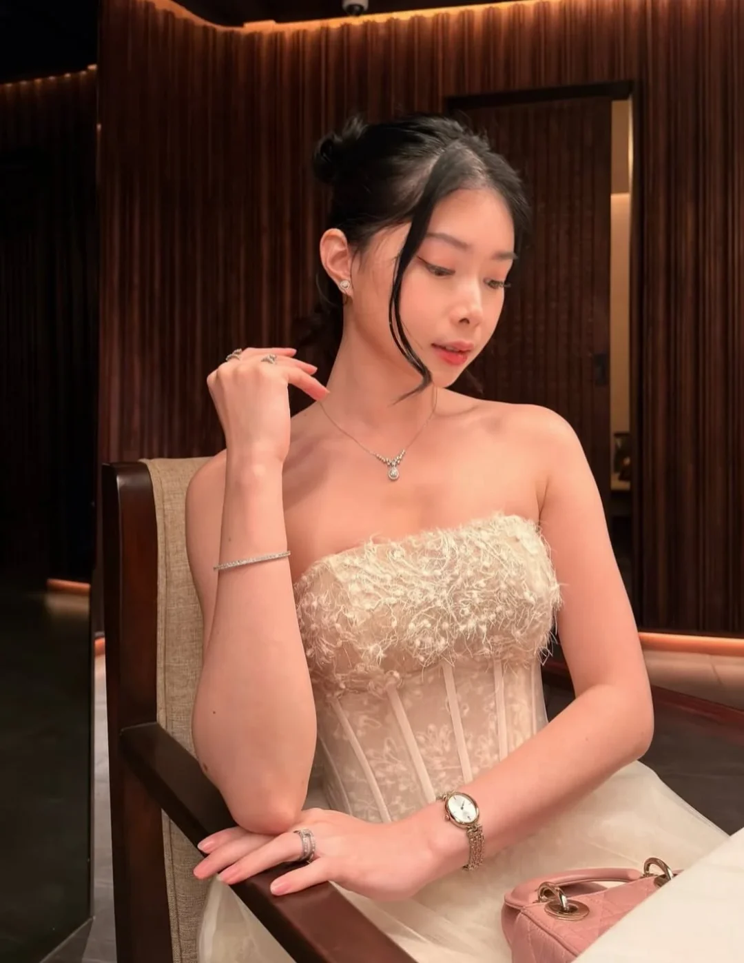 Photo 3 of Váy dạ hội ren kem strapless kèm choàng