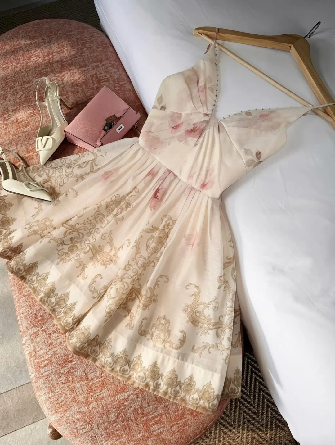 Photo 5 of Váy ngắn hai dây hoa văn trắng kem size S