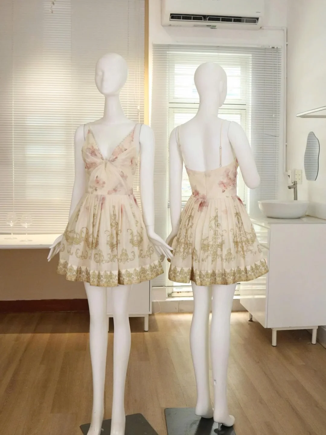 Photo 6 of Váy ngắn hai dây hoa văn trắng kem size S