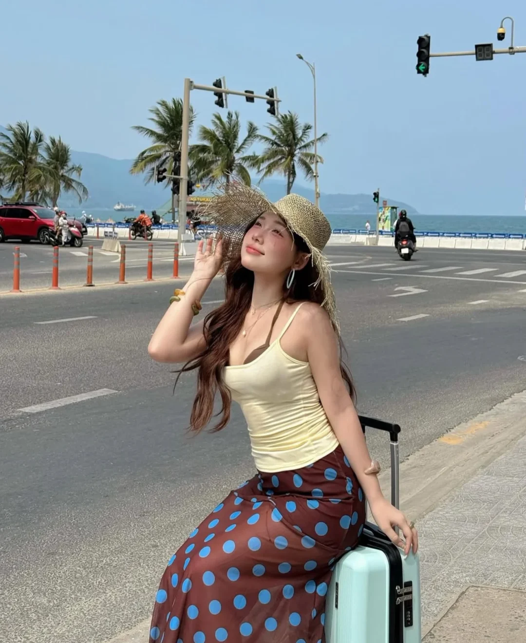 Ảnh 5 của Set áo hai dây vàng chân váy chấm bi nữ