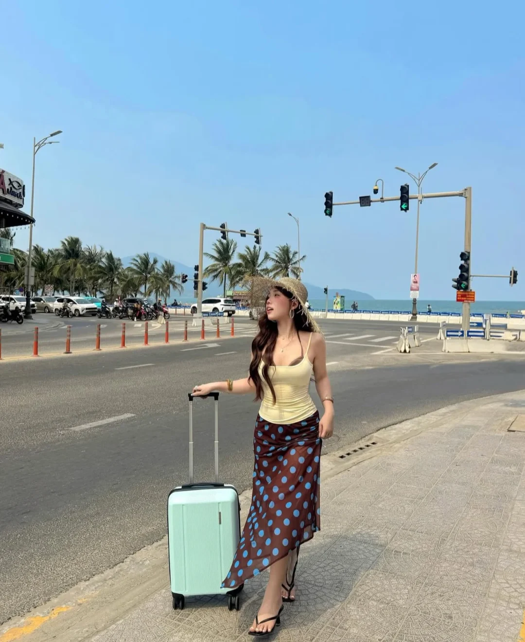 Ảnh 3 của Set áo hai dây vàng chân váy chấm bi nữ