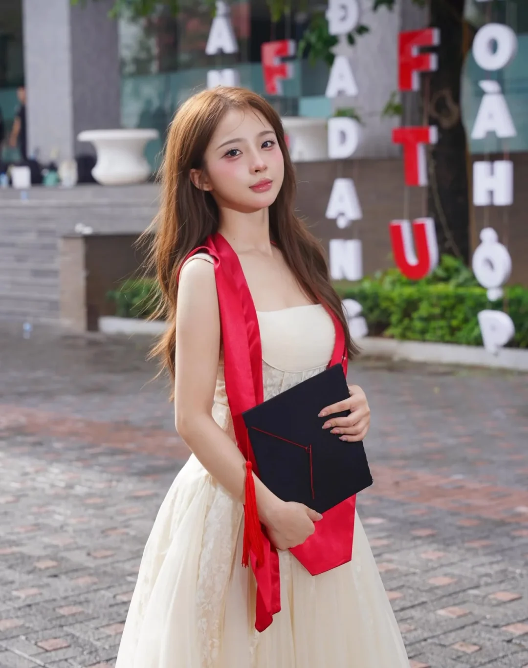 Photo 5 of Váy ren kem dạ hội tốt nghiệp nữ