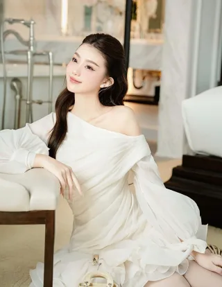 Ảnh 3 của Đầm trắng trễ vai bèo nhún tay phồng
