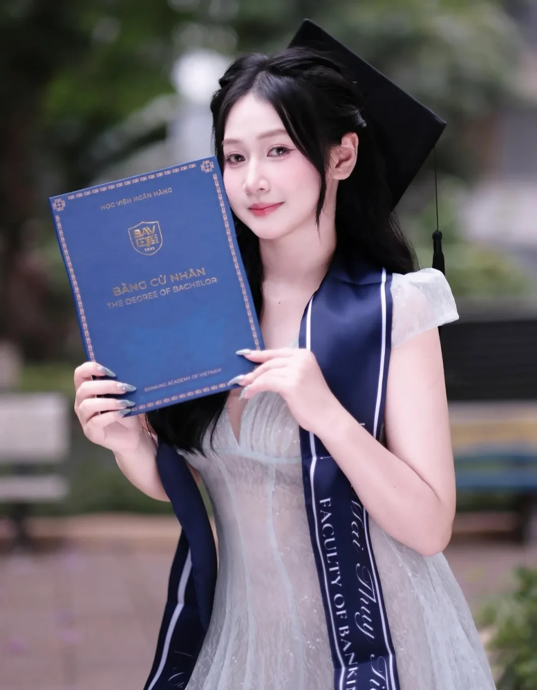 Ảnh 5 của Áo dài trắng ren nữ tốt nghiệp size M