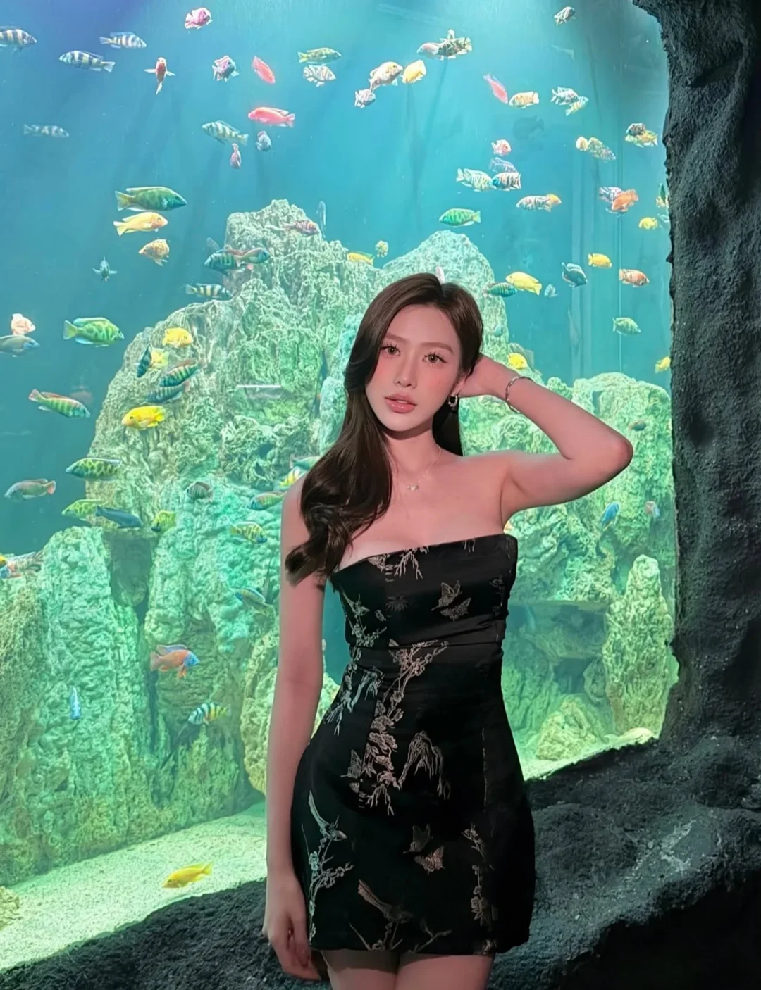 Photo 1 of Đầm mini strapless đen họa tiết chim hoa