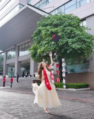 Photo 4 of Váy ren kem dạ hội tốt nghiệp nữ