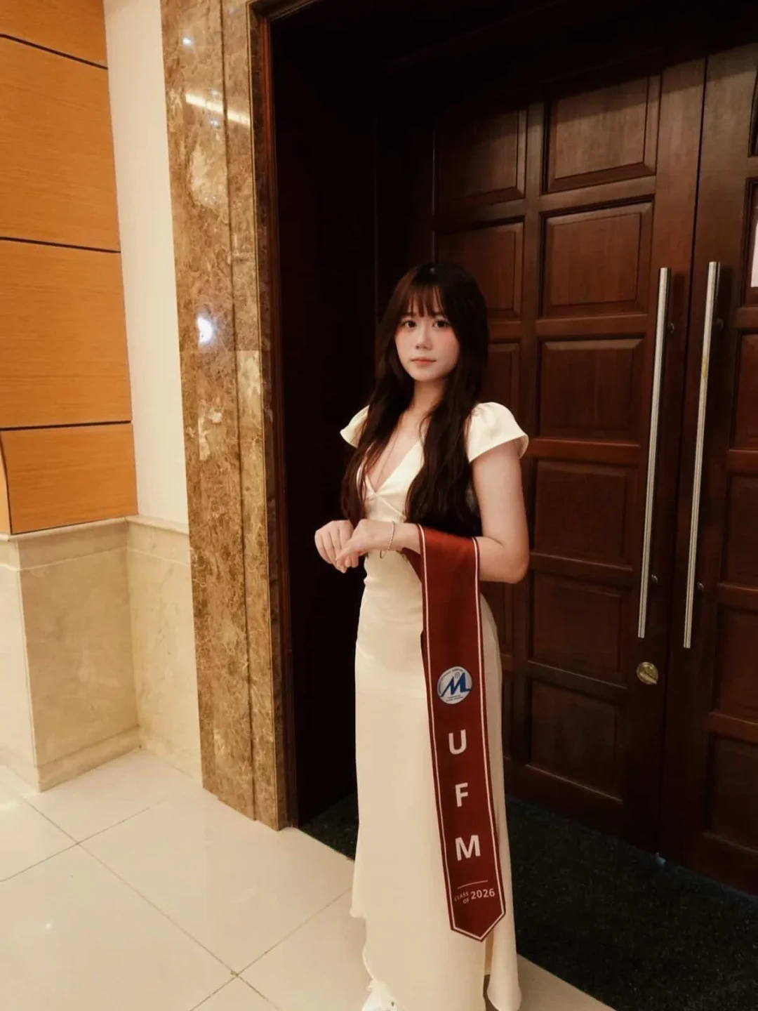Photo 4 of Đầm trắng cổ V tay phồng satin nữ