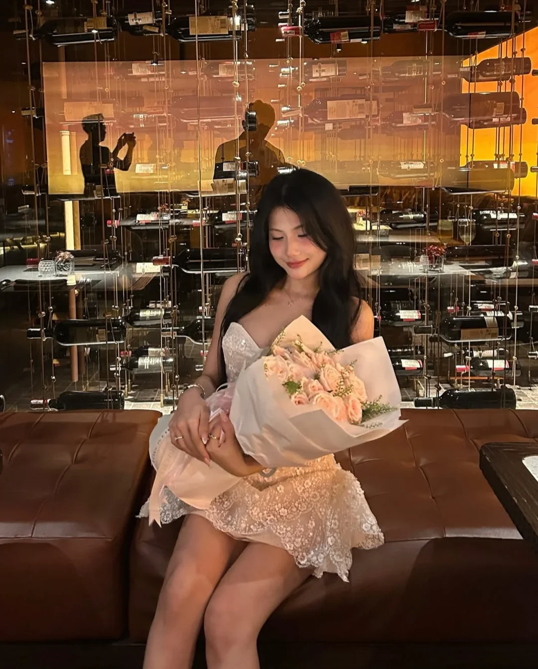 Ảnh 4 của Đầm mini trắng cúp ngực sequin nữ
