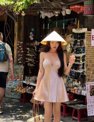 Photo 1 of Váy ngắn lụa hồng nhạt hai dây nữ
