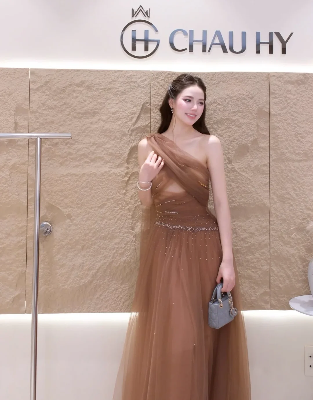 Photo 2 of Váy dạ hội một vai nâu sang trọng size M