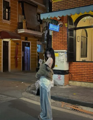 Photo 3 of Áo hai dây lụa vàng ren nữ size M