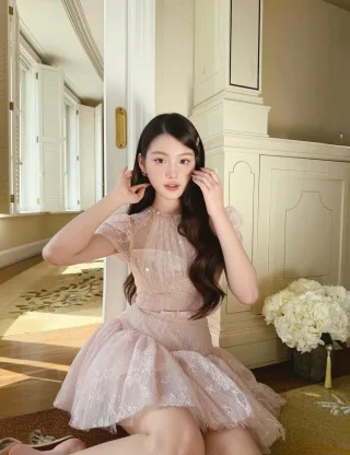 Photo 4 of Đầm ngắn ren hồng pastel size M
