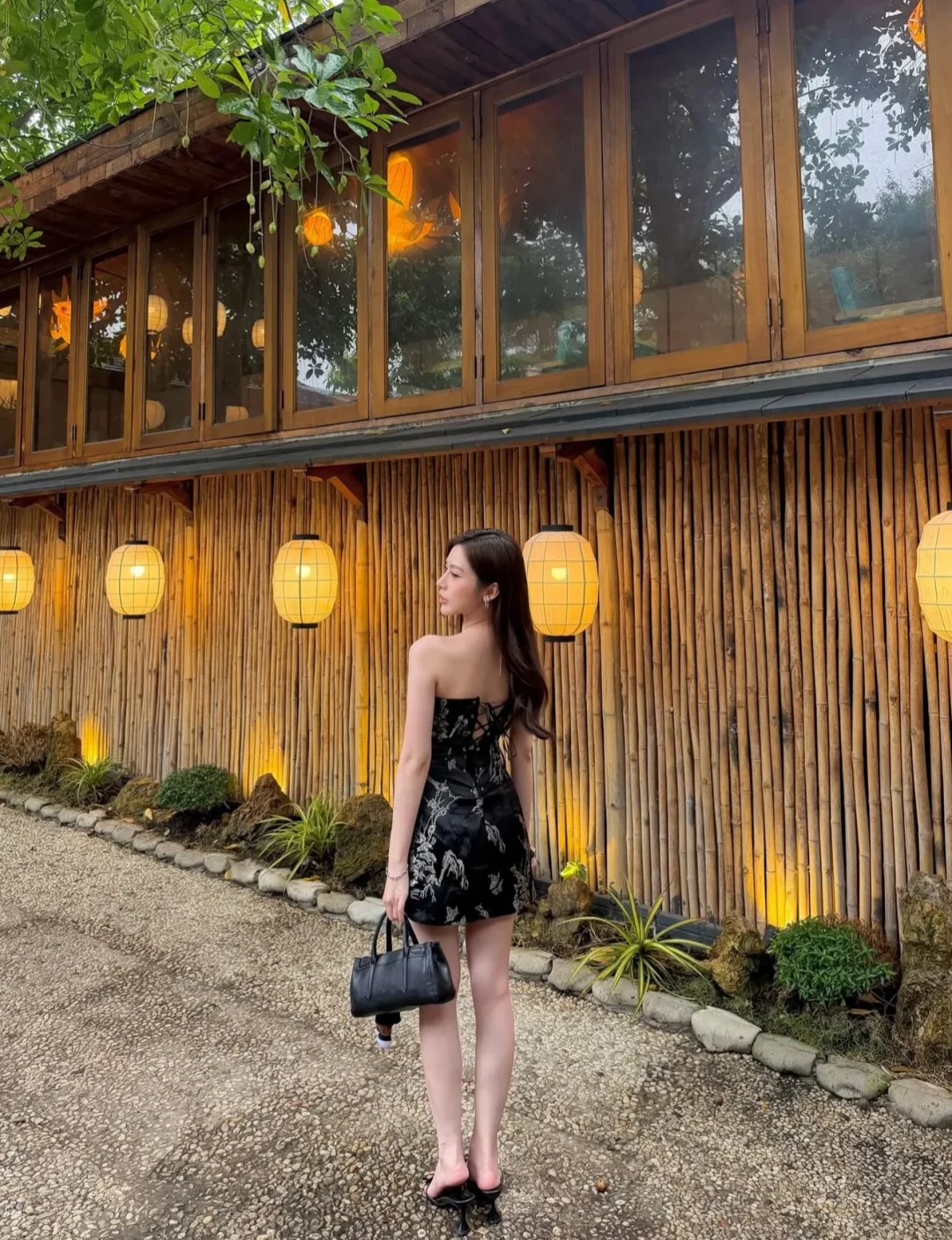 Photo 3 of Đầm mini strapless đen họa tiết chim hoa