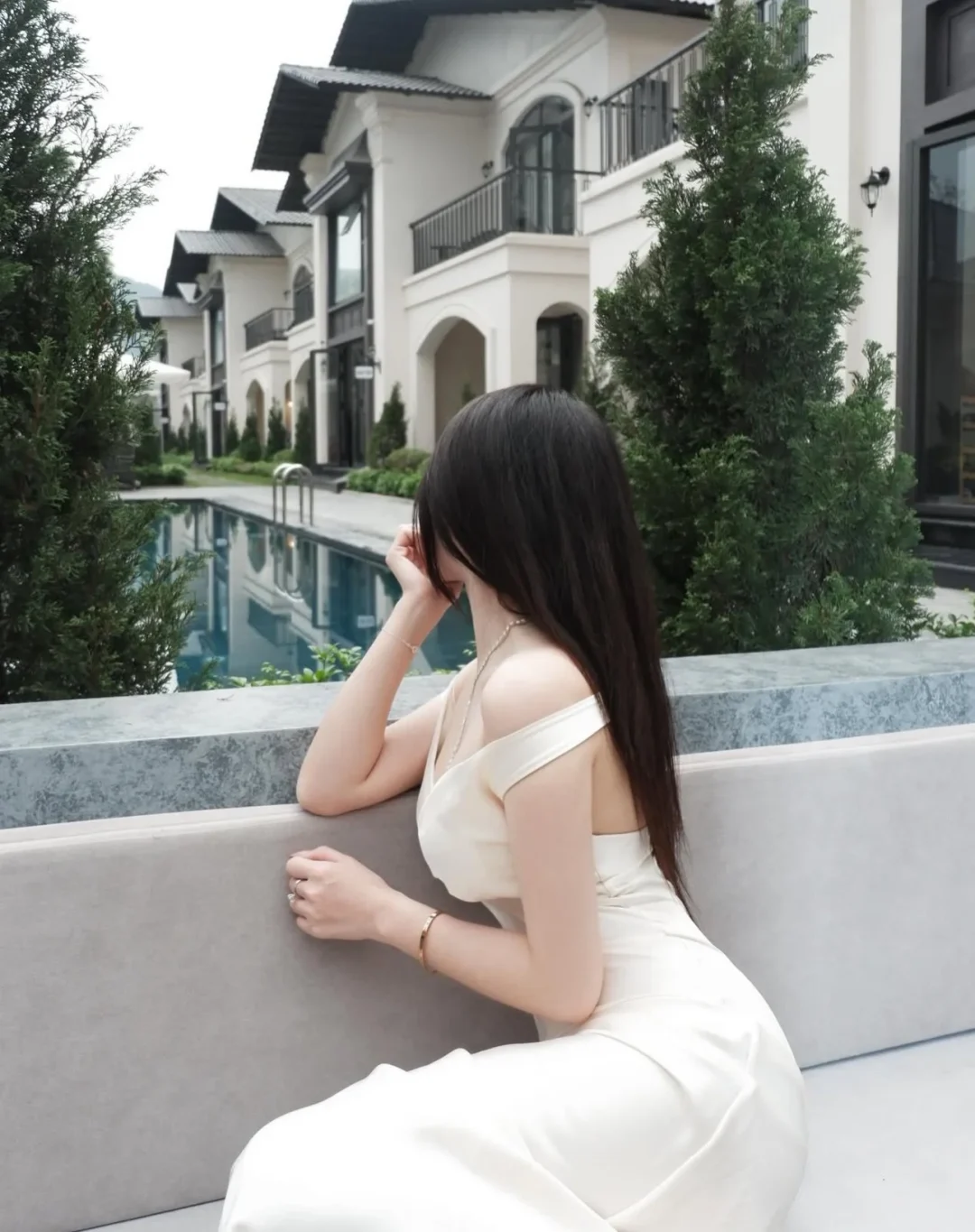 Ảnh 7 của Váy bodycon trễ vai satin màu kem size S