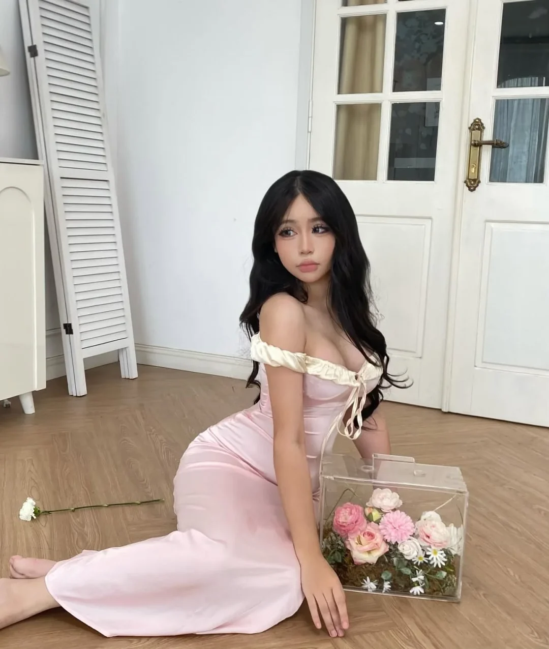 Photo 1 of Váy trễ vai lụa hồng nhạt size S