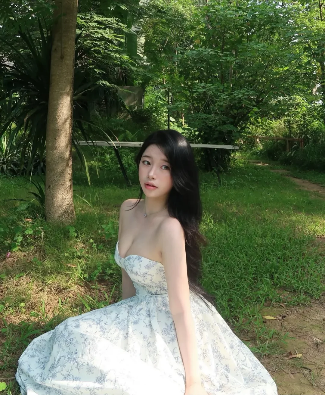 Photo 1 of Váy cúp ngực hoa nhí trắng xanh size S M
