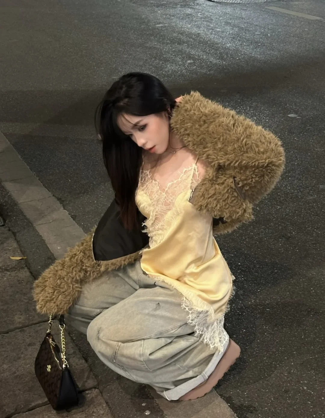 Photo 4 of Áo hai dây lụa vàng ren nữ size M