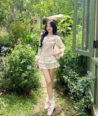 Photo 4 of Set áo váy bèo nhún tay dài màu kem