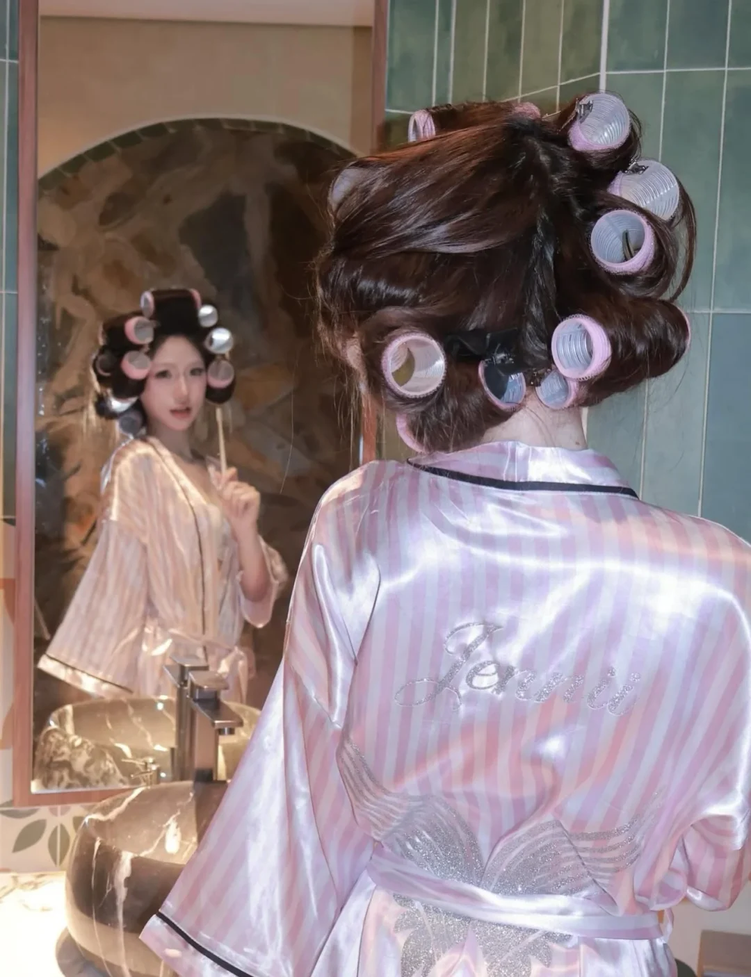 Ảnh 4 của Áo choàng satin sọc hồng nữ size M