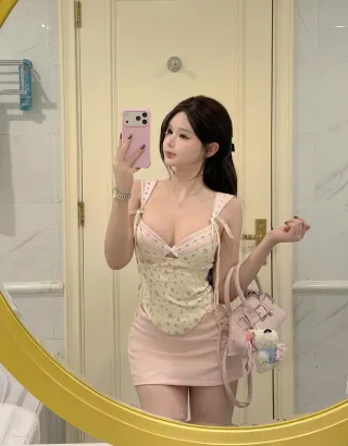 Ảnh 1 của Set áo hai dây hoa nhí chân váy hồng nữ
