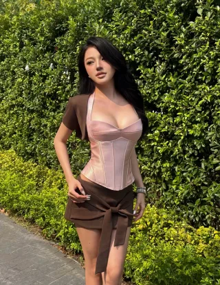 Ảnh 2 của Set corset hồng phối váy mini nâu nữ