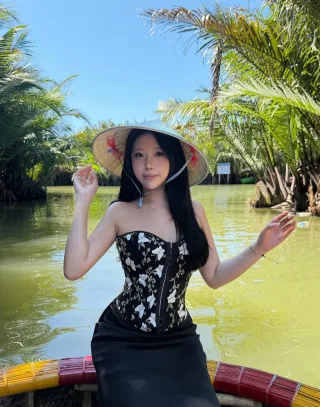 Photo 1 of Áo corset thêu hoa đen trắng size M
