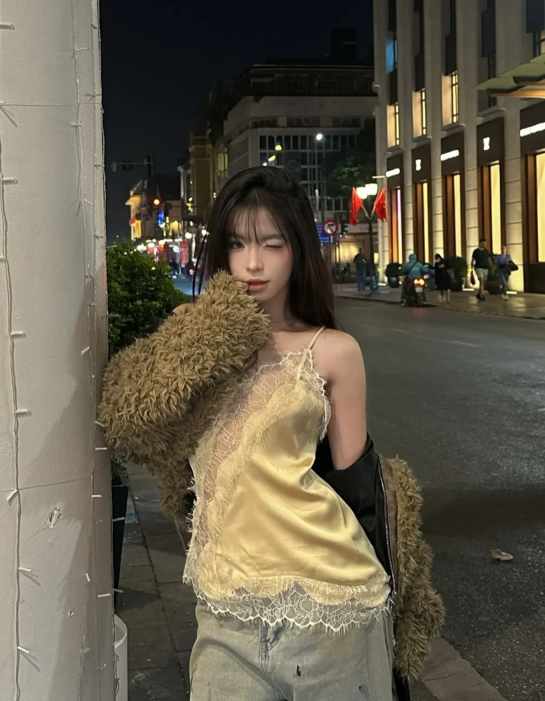 Photo 1 of Áo hai dây lụa vàng ren nữ size M