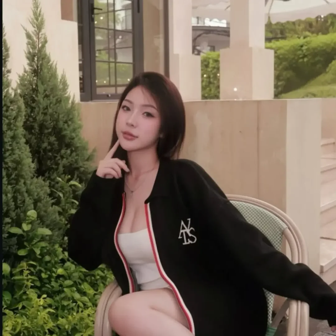 Ảnh 3 của Áo khoác nữ zip đen Atys free size