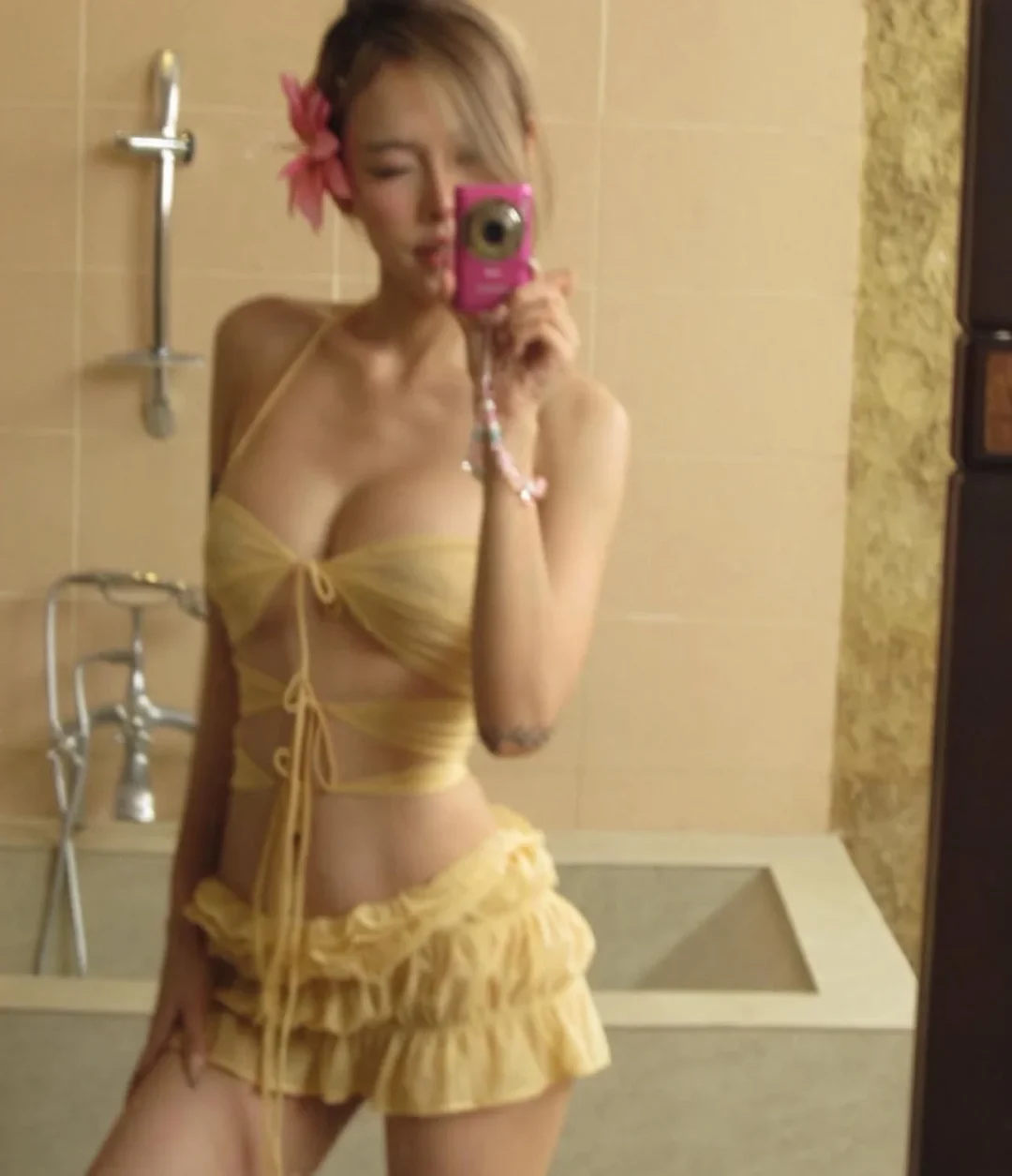 Photo 3 of Set áo quây chân váy bèo vàng nhạt nữ