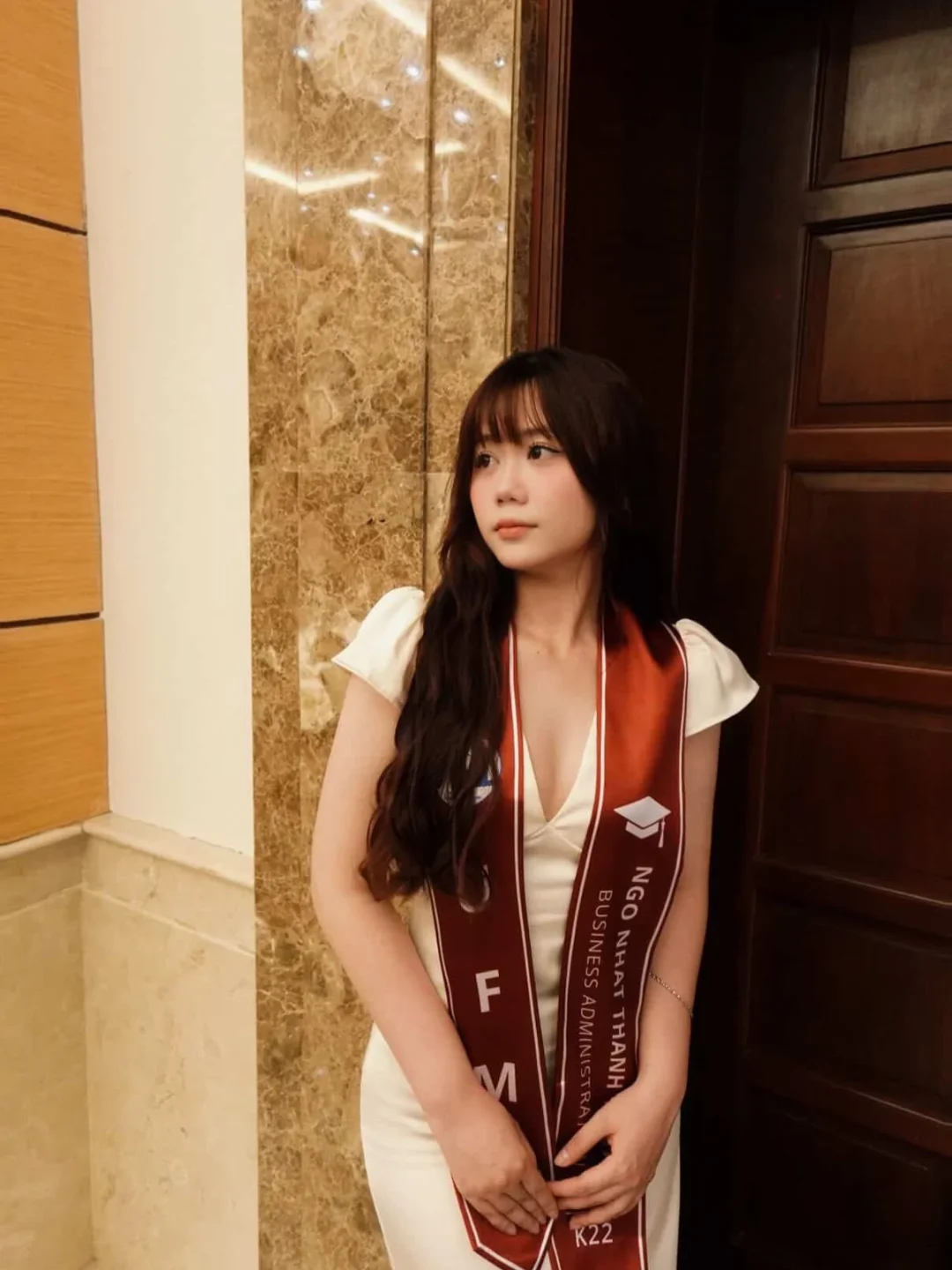 Photo 1 of Đầm trắng cổ V tay phồng satin nữ