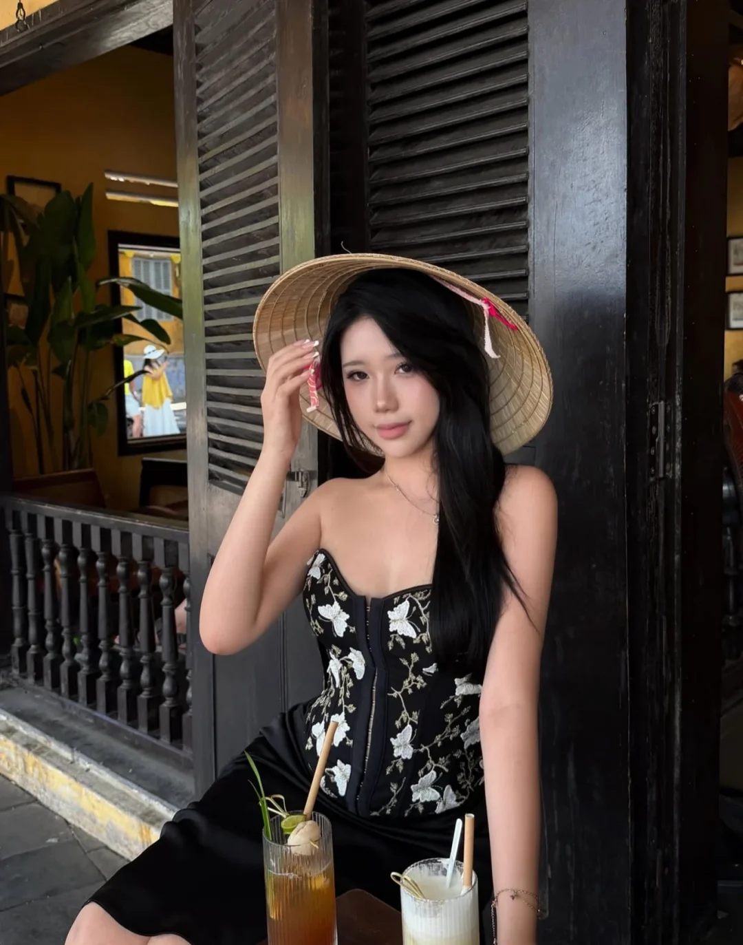 Photo 5 of Áo corset thêu hoa đen trắng size M