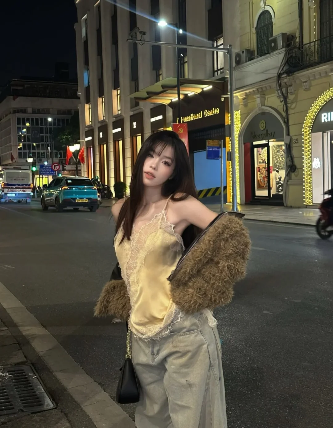 Photo 2 of Áo hai dây lụa vàng ren nữ size M
