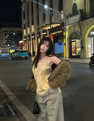 Photo 2 of Áo hai dây lụa vàng ren nữ size M