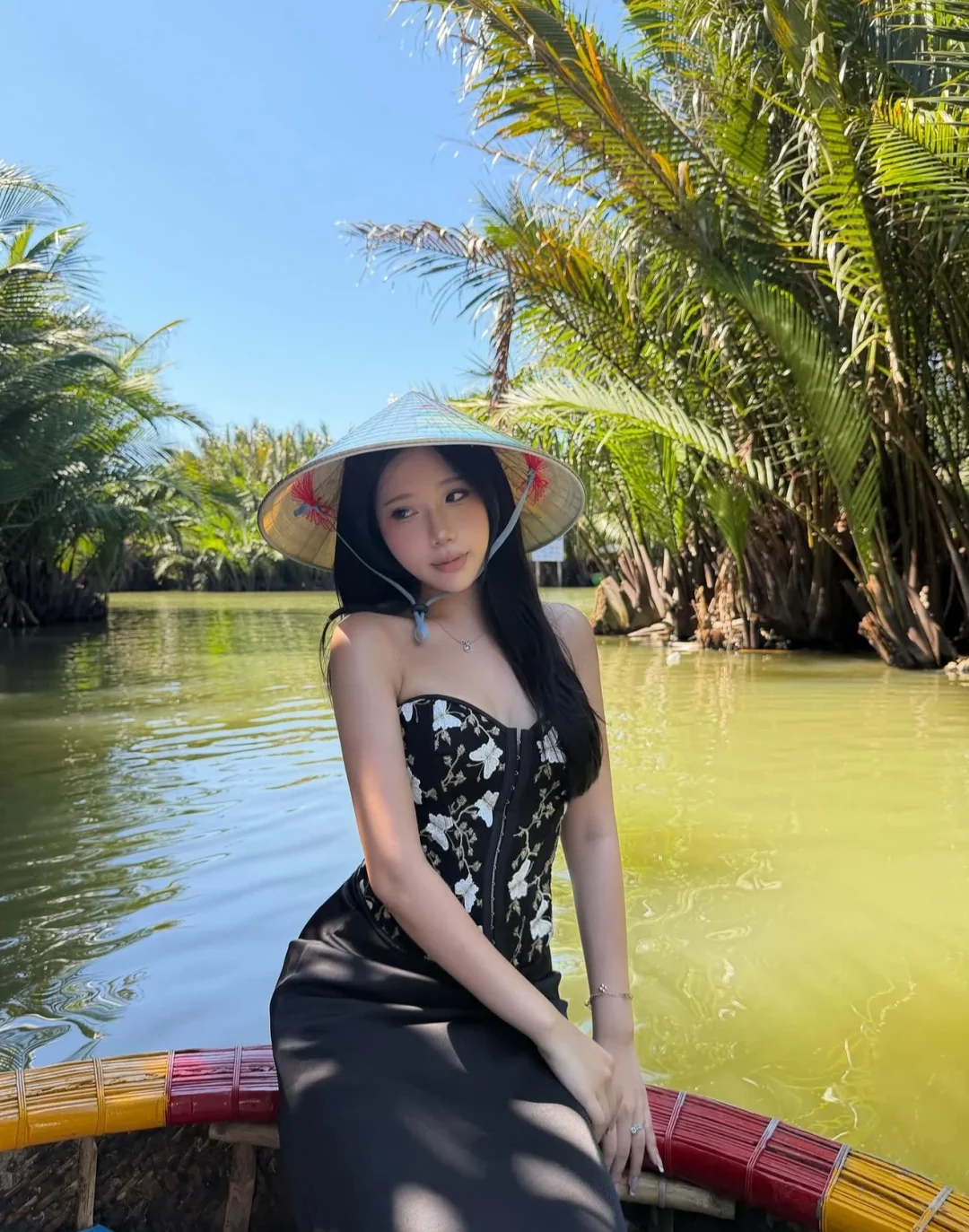 Photo 2 of Áo corset thêu hoa đen trắng size M