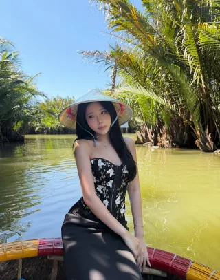 Photo 2 of Áo corset thêu hoa đen trắng size M