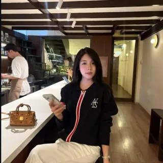 Ảnh 1 của Áo khoác nữ zip đen Atys free size