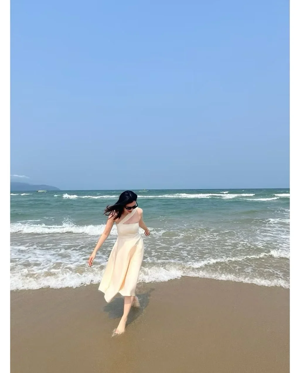 Photo 4 of Váy midi lệch vai kem H.I.U