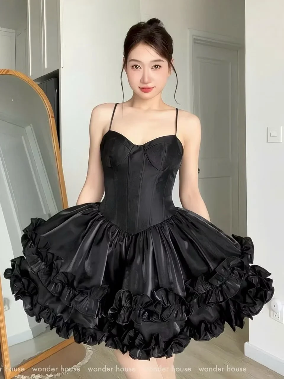 Photo 1 of Váy corset đen bèo nhún Wonder House