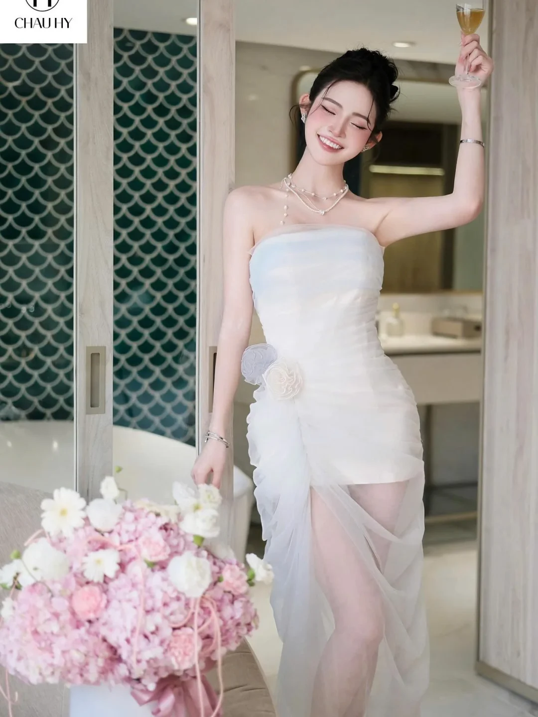 Photo 4 of Đầm tiệc trắng strapless Châu Hy size S